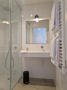 Koupelna v ubytování Beau Rivage + 37 fotografií