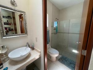 une salle de bain avec un lavabo, des toilettes et une douche dans l'établissement La Villa de Sophie, à Acapulco