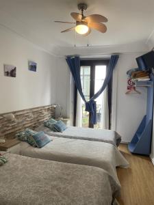Postel nebo postele na pokoji v ubytování Gurtxu Rooms by Sun Sebastián