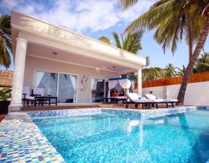 ein Swimmingpool vor einer Villa in der Unterkunft SOFIA SEA VIEW - Beach Boutique Hotel by Sofia Collection in Pwani Mchangani + 65 Fotos