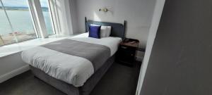 Llit o llits en una habitació de Commodore Hotel
