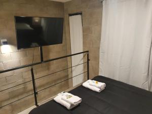 Una televisión o centro de entretenimiento en M duplex
