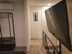 Una televisión o centro de entretenimiento en M duplex