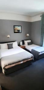 Llit o llits en una habitació de Commodore Hotel