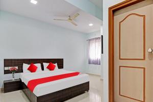 Hotel O Karanji Comforts客房内的一张或多张床位