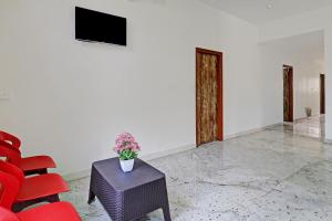 Hotel O Karanji Comforts的电视和/或娱乐中心