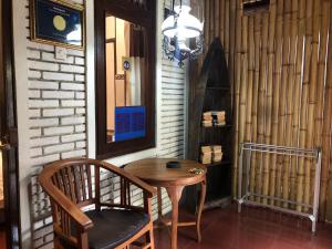 un tavolo in legno e una sedia in una stanza di 1BD guest house in family compound ubud3, 15 minute walk to yoga barn ad Ubud 1 altra foto