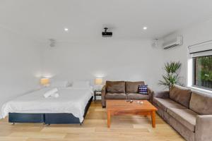 Ένα ή περισσότερα κρεβάτια σε δωμάτιο στο The Calzburg Guest Home +18 φωτογραφίες