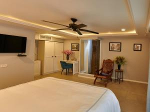 a bedroom with a bed and a ceiling fan at Hacienda Valentino in San Cristóbal de Las Casas