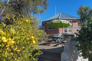 Zahrada ubytování Sunny Bayview Retreat + 37 fotografií