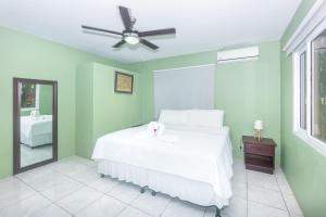 Postel nebo postele na pokoji v ubytování Wescot Villas Roatan