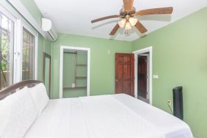 Postel nebo postele na pokoji v ubytování Wescot Villas Roatan