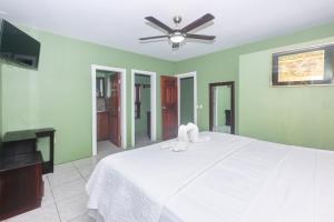 TV a/nebo společenská místnost v ubytování Wescot Villas Roatan