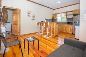 A kitchen or kitchenette at Wescot Villas Palm View