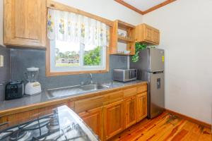 A kitchen or kitchenette at Wescot Villas Palm View