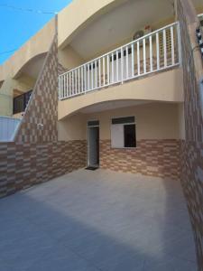 a building with a staircase and a balcony at Dúplex 2 quartos próximo a Orla in Aracaju