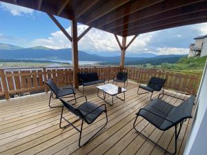 - une terrasse couverte avec des chaises et une table dans l'établissement Grande maison moderne pour 16 pers avec terrasse et parking, proche pistes et commerces - FR-1-758-20, aux Angles