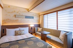 Rúm í herbergi á Sora Niwa Terrace Kyoto