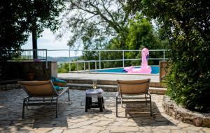 Bazén v ubytovaní Holiday Home Lovorno Croatia alebo v jeho blízkosti