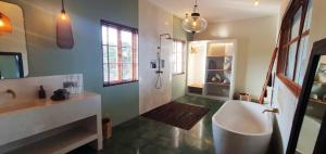 Bilik mandi di Villa SOWILO Penida +43 gambar