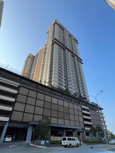 un gran edificio con una furgoneta estacionada frente a él en Cozy and Relax Bali Residences Melaka, en Melaka
