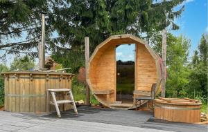 una sauna in legno con una botte di legno e uno sgabello di Nice Home In Karszewo With Wi-Fi a Karszewo