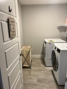 lavadero con lavadora y puerta en A Stay with the Owusu's, en Dieppe