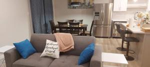 sala de estar con sofá gris y cocina en A Stay with the Owusu's, en Dieppe 3 fotos más