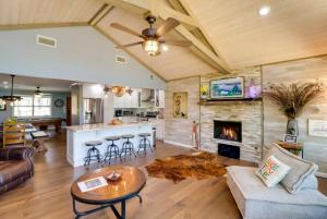 Χώρος καθιστικού στο Lakeside Retreat on 10 Secluded Acres