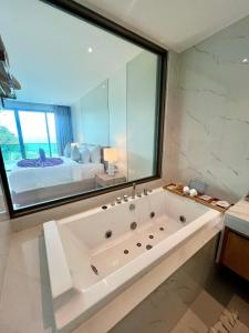 Ein Badezimmer in der Unterkunft Luxtalay Khanom Hotel
