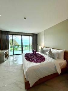 Ein Bett oder Betten in einem Zimmer der Unterkunft Luxtalay Khanom Hotel