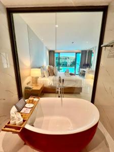 Ein Bett oder Betten in einem Zimmer der Unterkunft Luxtalay Khanom Hotel
