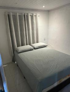 Giường trong phòng chung tại Suíte com entrada independente