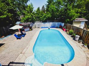 Bazén v ubytování Cozy and quiet house with swimming pool nebo v jeho okolí
