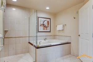 Et bad på MGM Signature-06-711 Strip View Jacuzzi Studio