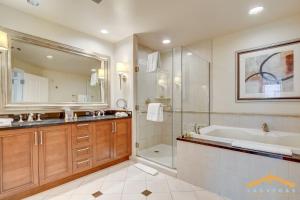 Et bad på MGM Signature-06-711 Strip View Jacuzzi Studio