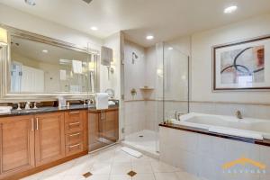 Et bad på MGM Signature-06-711 Strip View Jacuzzi Studio