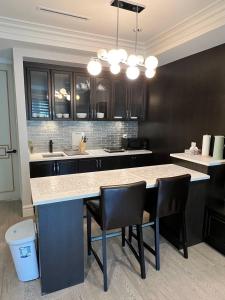 Kuchyň nebo kuchyňský kout v ubytování Private Rooms in Vancouver West