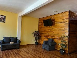 TV a/nebo společenská místnost v ubytování Hotel Paris inn