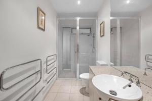 Un baño con inodoro, lavabo y ducha. en Sandcastle Haven, en Inverloch 11 fotos más