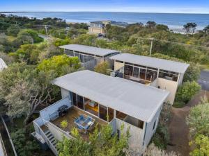 Una vista aérea de una casa con el océano al fondo. en Sandcastle Haven, en Inverloch