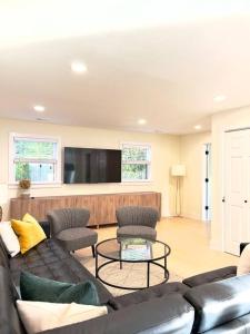 ein Wohnzimmer mit Couch und Fernseher in der Unterkunft Serenity Oasis Pool Haven 8 min to Sea Isle city in South Seaville