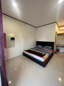 Una cama o camas en una habitación de The SeaShell Chalet Melaka Kuala Sg Baru
