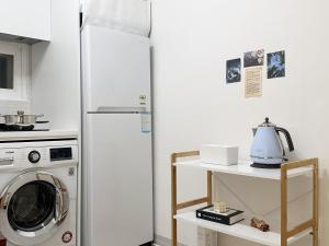 a kitchen with a refrigerator and a washing machine at Jamsil Seokchon-dong #Lotteworld #Seokchonlake #Lottetower #KSPO DOME #stadium in Seoul +34 photos