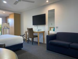 TV a/nebo společenská místnost v ubytování Macquarie Barracks Motor Inn