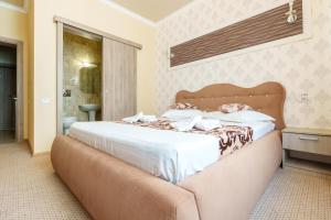 a bedroom with a large bed in a room at Camere de inchiriat KATALEYA in Mamaia Nord +31 photos