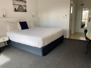 Postel nebo postele na pokoji v ubytování Macquarie Barracks Motor Inn