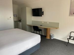 TV a/nebo společenská místnost v ubytování Macquarie Barracks Motor Inn