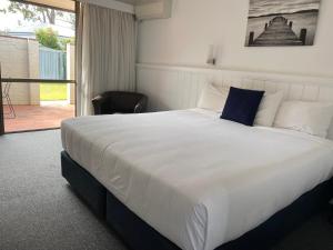 Postel nebo postele na pokoji v ubytování Macquarie Barracks Motor Inn