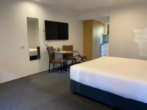 Postel nebo postele na pokoji v ubytování Macquarie Barracks Motor Inn